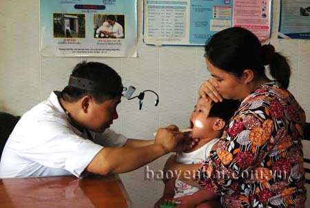 Khám chữa bệnh cho trẻ em tại Ttrạm Y tế phường Nguyễn Thái Học.